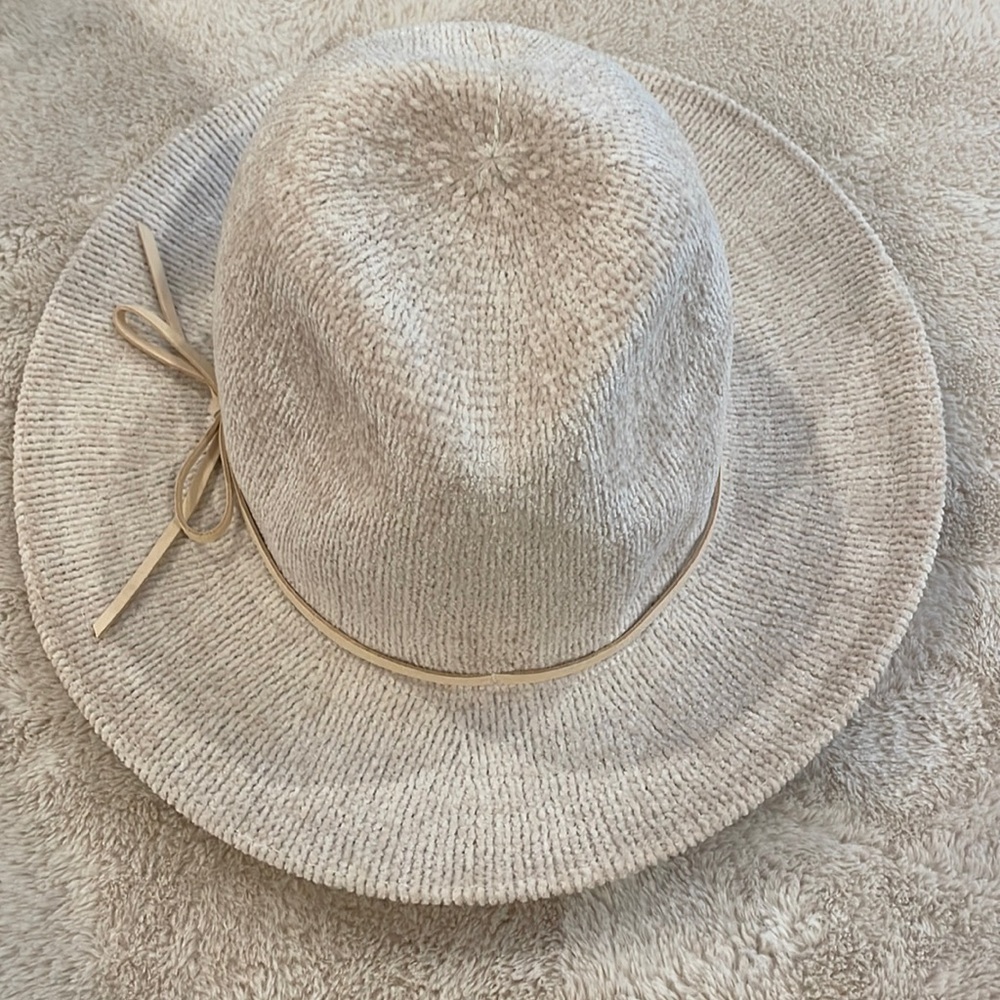 Neutral hat perfect for spring.
